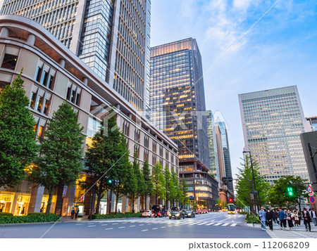 Marunouchi at dusk in Tokyo 112068209