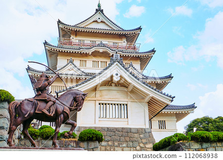 Chiba City Local Museum and Chiba Tsunetane statue based on the blue sky and Chiba Castle 112068938