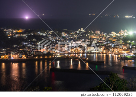 [Shizuoka Prefecture] Night view of Inatori Port/Izu cityscape 112069225