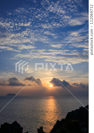 Beautiful sunrise, sea, Niijima, and Hayajima seen from Shikinejima Konokuchi Park. At Nejima, Izu Islands, Tokyo. November 2023 Beautiful sunrise, sea, Niijima, and Hayajima seen from Shikinejima Konokuchi Park. At Nejima, Izu Islands, Tokyo. November 2023 112069712