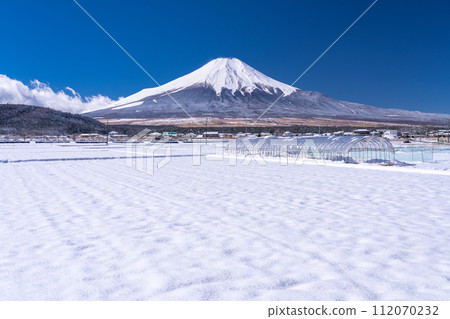 [Yamanashi Prefecture] Rural scenery of Mt. Fuji and snowy fields / Oshino Village in winter 112070232