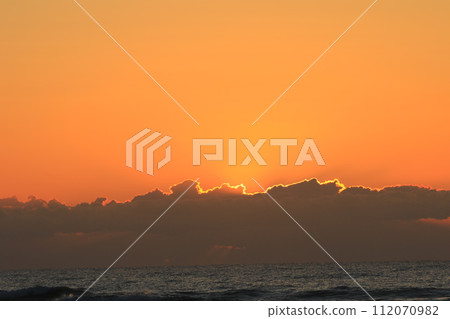 沐浴在晨光中的海灘 112070982