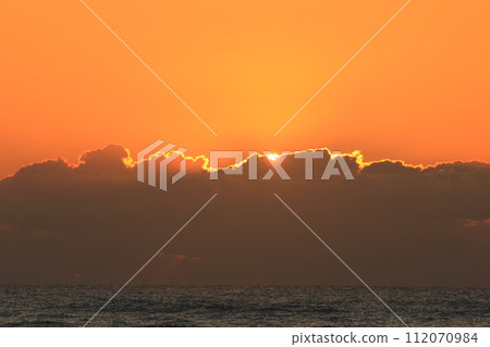 沐浴在晨光中的海灘 沐浴在晨光中的海灘 112070984
