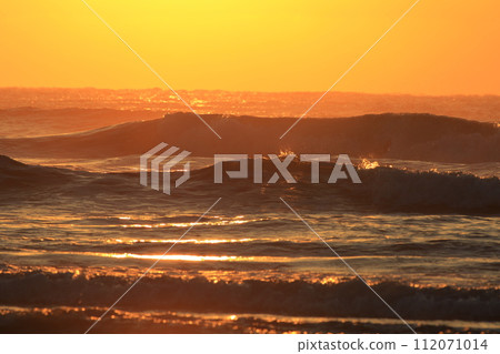沐浴在晨光中的海灘 沐浴在晨光中的海灘 112071014