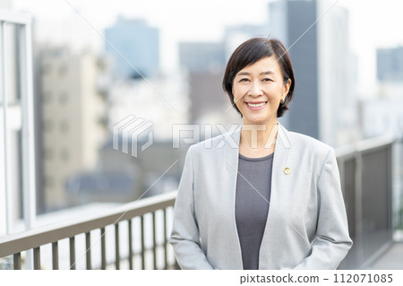 Career woman, middle-aged woman, lawyer 112071085