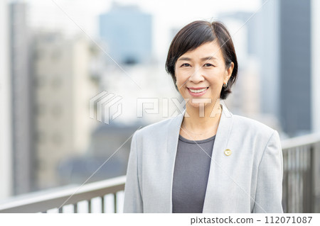 Career woman, middle-aged woman, lawyer 112071087