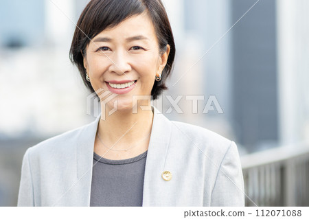 職業婦女、中年女性、律師 112071088