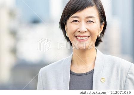 Career woman, middle-aged woman, lawyer 112071089