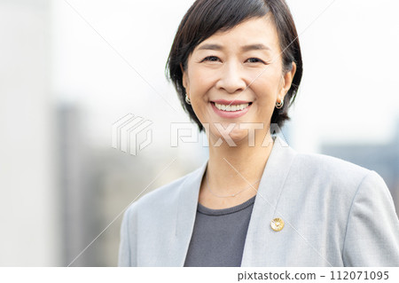 Career woman, middle-aged woman, lawyer 112071095