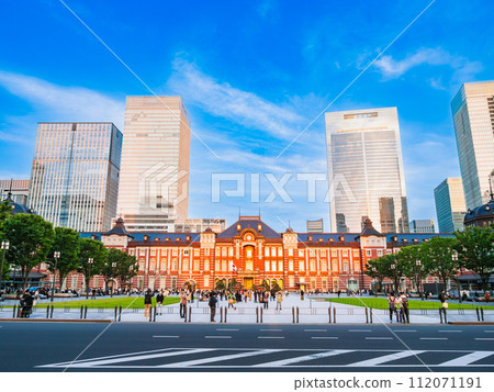 Tokyo station illuminated by the setting sun 112071191
