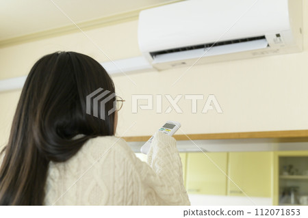 操作空調的冷女人 操作空調的冷女人 112071853