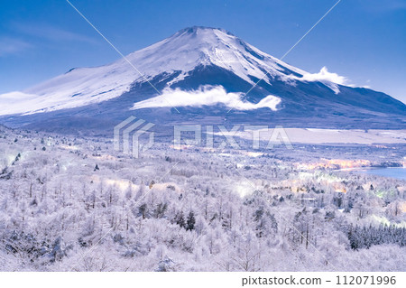 《山梨縣》冬天的富士山，山中湖的雪景全景平台 112071996