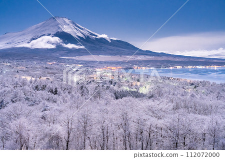 《Yamanashi Prefecture》 Mt. Fuji in winter, snowy scenery of Lake Yamanaka panorama platform 112072000