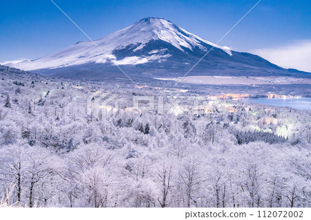 《Yamanashi Prefecture》 Mt. Fuji in winter, snowy scenery of Lake Yamanaka panorama platform 112072002