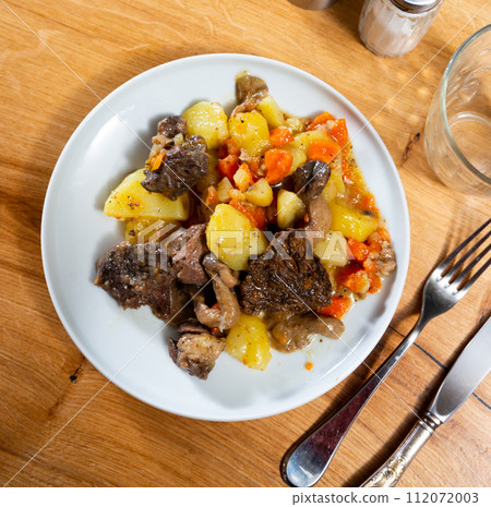 Stew of beef with boiled potatoes, mushrooms and vegetables 112072003