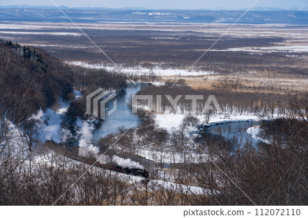 The winter SL winter wetland train runs through the Kushiro Wetlands. 112072110