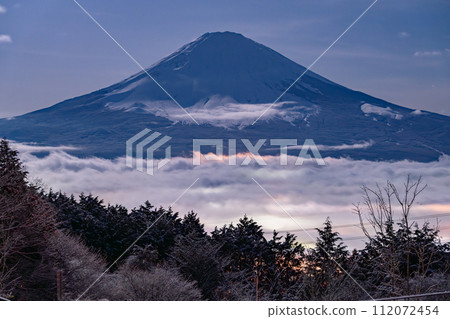 [Shizuoka Prefecture] View of Mt. Fuji and the snowy sea of clouds and Otome Pass 112072454