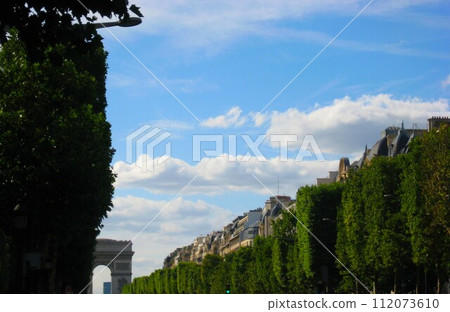 藍天白雲下通往法國巴黎凱旋門的綠樹成蔭大道 藍天白雲下通往法國巴黎凱旋門的綠樹成蔭大道 112073610