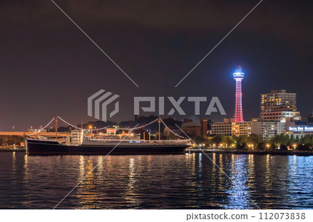 從東京灣眺望橫濱港未來的美麗夜景。在東京灣-伊豆諸島航線上的東海汽船 Salvia Maru 上。 從東京灣眺望橫濱港未來的美麗夜景。在東京灣-伊豆諸島航線上的東海汽船 Salvia Maru 上。 112073838