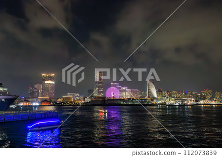 從東京灣眺望橫濱港未來的美麗夜景。在東京灣-伊豆諸島航線上的東海汽船 Salvia Maru 上。 112073839