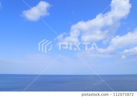 沖繩的藍色大海和藍天 112073872