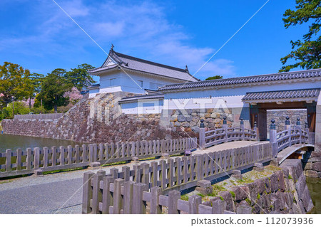 Cherry blossoms blooming in Odawara Castle Ruins Park in Odawara City, Kanagawa Prefecture, from Sumiyoshi Bridge towards the Copper Gate and Masugata Inner Partition Gate 112073936