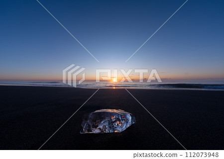 藍色閃閃發光的珠寶冰淇淋 藍色閃閃發光的珠寶冰淇淋 112073948