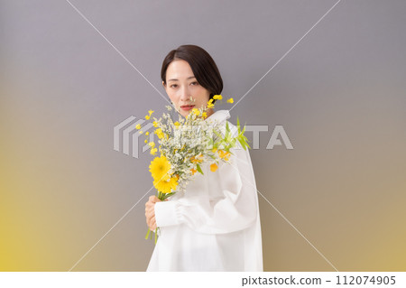 Woman holding a bouquet of flowers, beauty, front blur 112074905