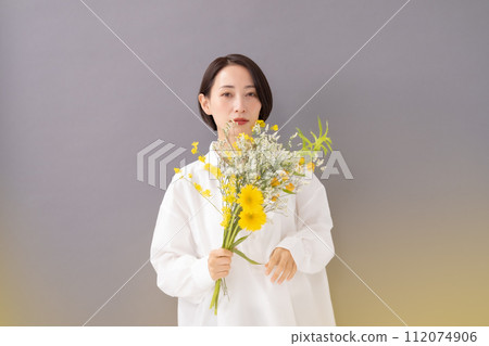 Woman holding a bouquet of flowers, beauty, front blur 112074906