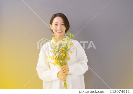 Woman holding a bouquet of flowers, beauty, front blur Woman holding a bouquet of flowers, beauty, front blur 112074911