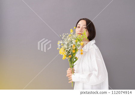 Woman holding a bouquet of flowers, beauty, front blur 112074914