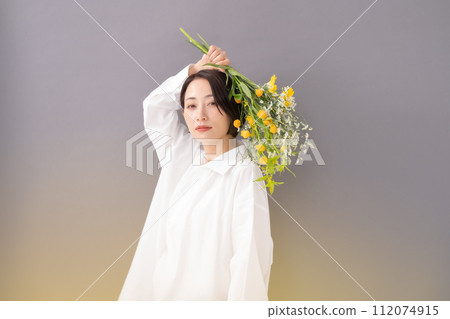 Woman holding a bouquet of flowers, beauty, front blur Woman holding a bouquet of flowers, beauty, front blur 112074915