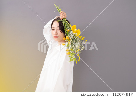Woman holding a bouquet of flowers, beauty, front blur 112074917