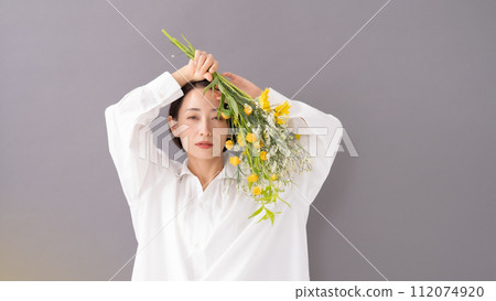 女人與一束花美麗 112074920