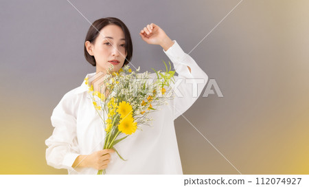 拿著一束花的女人,美麗,前方模糊 拿著一束花的女人,美麗,前方模糊 112074927