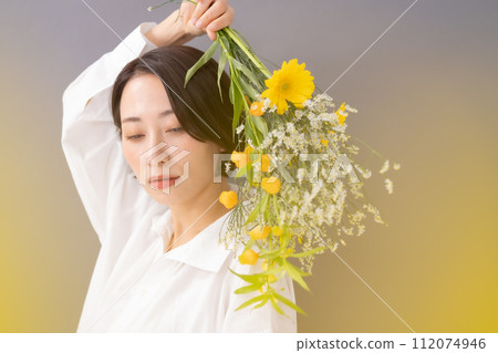 拿著一束花的女人，美麗，前方模糊 112074946