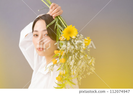 拿著一束花的女人，美麗，前方模糊 112074947