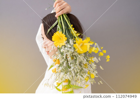 Woman holding a bouquet of flowers, beauty, front blur Woman holding a bouquet of flowers, beauty, front blur 112074949