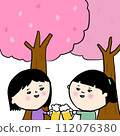 People enjoying cherry blossom viewing 112076380