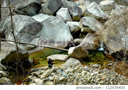 It is further upstream than Lake Nosen, which is upstream of Shosenkyo Gorge. Fishing up the Yazaru Valley with its huge boulders It is further upstream than Lake Nosen, which is upstream of Shosenkyo Gorge. Fishing up the Yazaru Valley with its huge boulders 112076403
