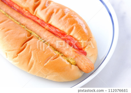 Chorizo sausage bun (hot dog) with mustard and ketchup 112076681