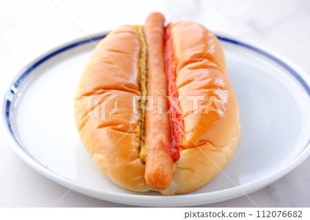 Chorizo sausage bun (hot dog) with mustard and ketchup 112076682