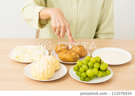 高糖(碳水化合物)食物與中年女性 高糖(碳水化合物)食物與中年女性 112076834