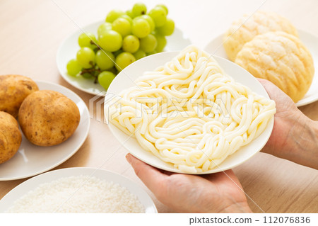Foods containing a lot of sugar (carbohydrates) (udon) 112076836