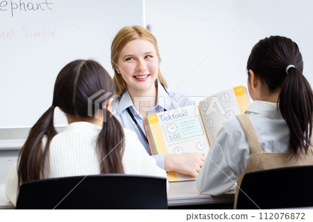 Elementary school students and foreign lecturer 112076872