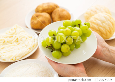含有大量糖(碳水化合物)的食物(葡萄) 含有大量糖(碳水化合物)的食物(葡萄) 112076906