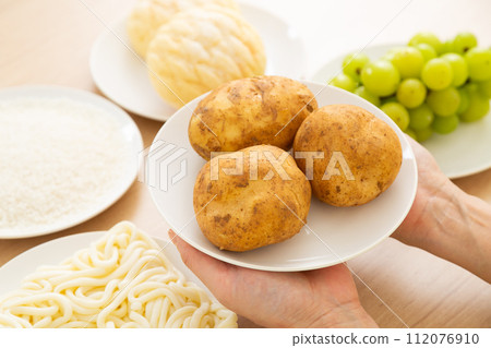 含有大量糖(碳水化合物)的食物(馬鈴薯) 含有大量糖(碳水化合物)的食物(馬鈴薯) 112076910