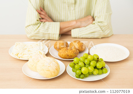 擔心含有大量糖(碳水化合物)的食物的中年女性 擔心含有大量糖(碳水化合物)的食物的中年女性 112077019