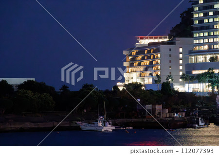美麗的熱海溫泉小鎮及其港口的夜景。位於日本靜岡縣熱海市。拍攝於 2023 年 11 月 23 日。你 美麗的熱海溫泉小鎮及其港口的夜景。位於日本靜岡縣熱海市。拍攝於 2023 年 11 月 23 日。你 112077393