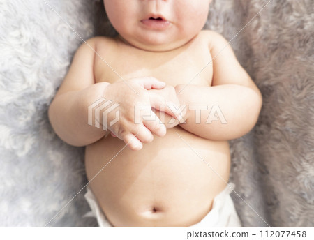 嬰兒赤裸身體特寫 嬰兒赤裸身體特寫 112077458